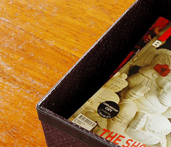 A4サイズまでの雑誌や本なら余裕で収納。