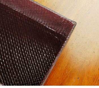 表面のパンダンがレザーのような重厚感で