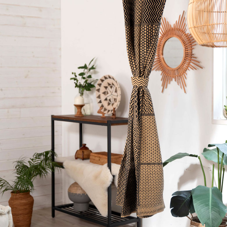 結んでもサマになるデザイン