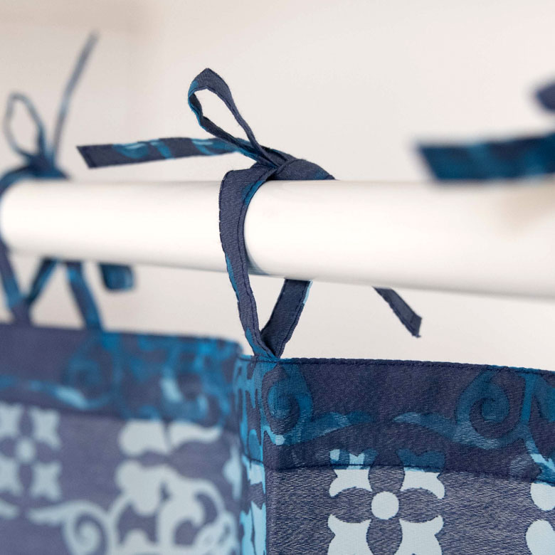 紐で簡単に取り付けが可能です