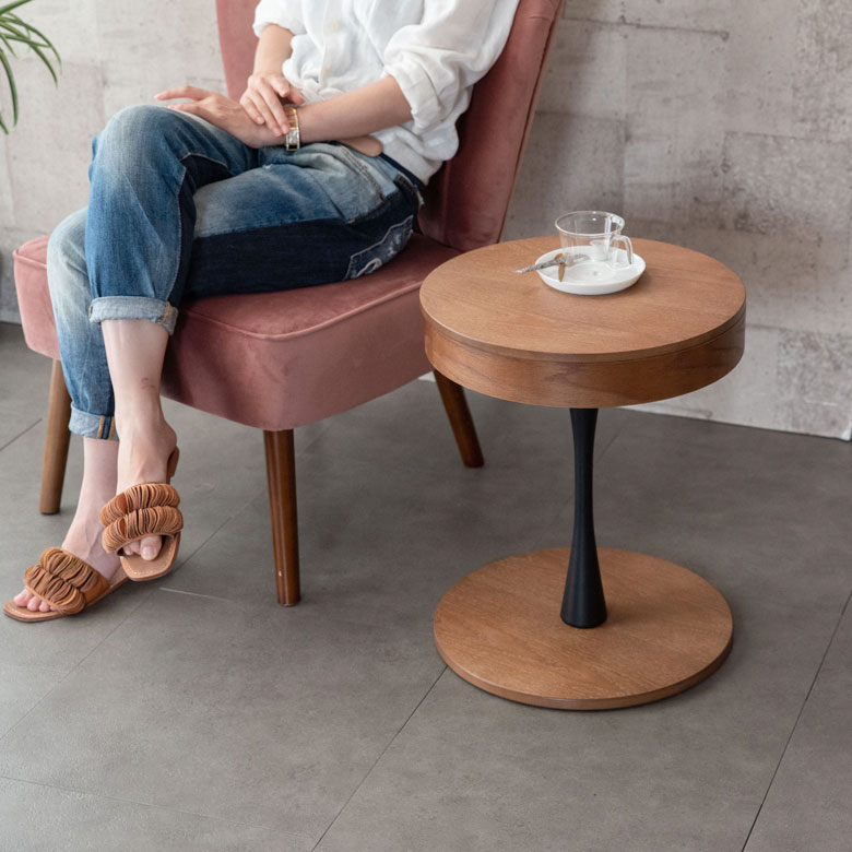 座っている人入りコーディネート画像