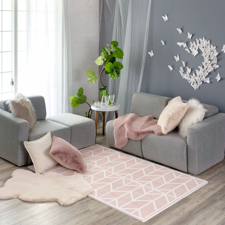 ヌーディーカラーのクッションとも相性抜群