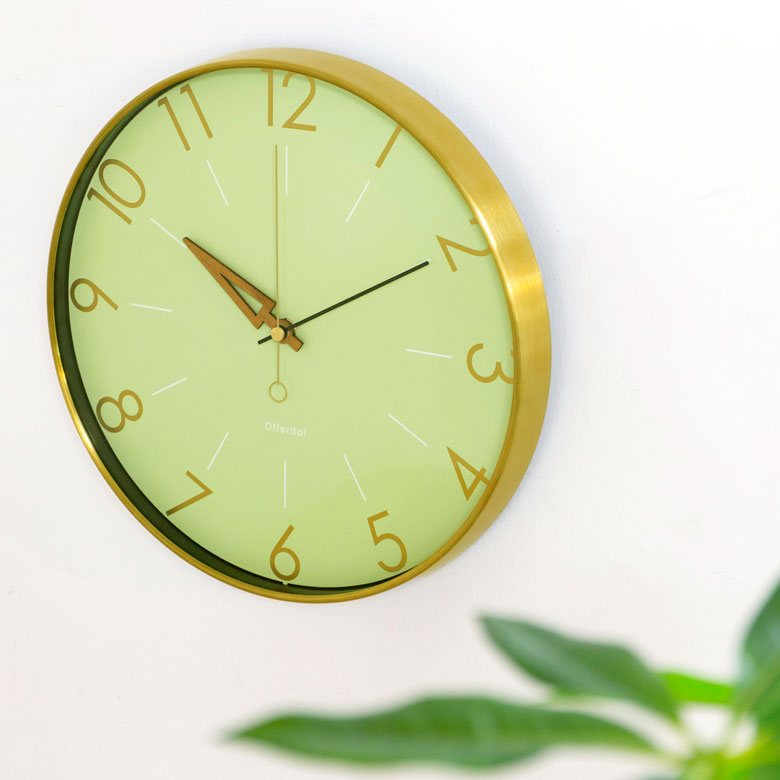 ゴールドフレームのアンティークデザイン壁掛け電波時計