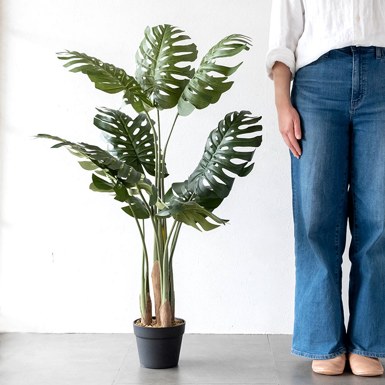 お手入れいらずで、南国リゾート感を楽しむフェイクグリーン モンステラ