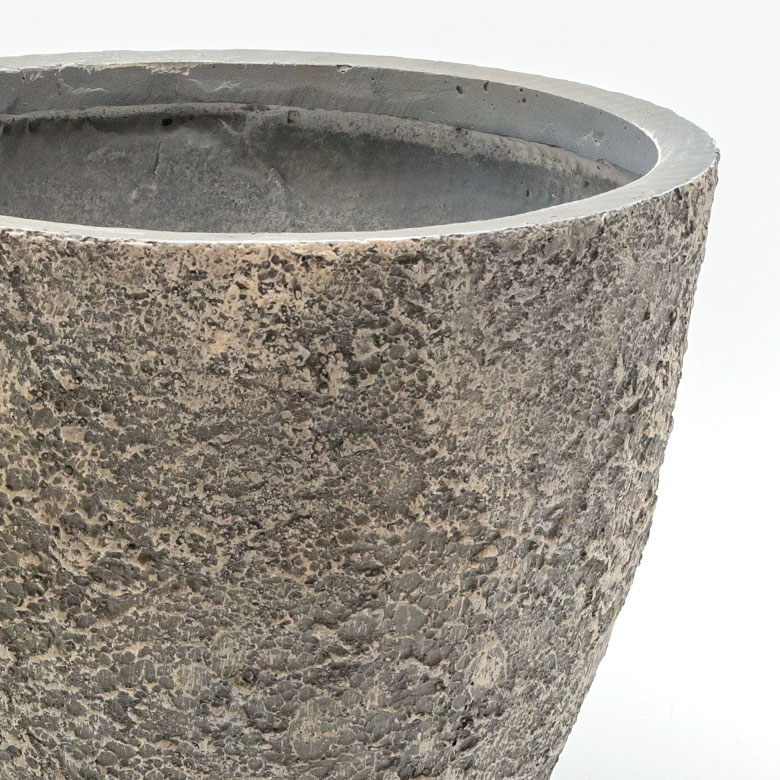 自然な風合いで主役を引き立てる。プランター Mサイズ