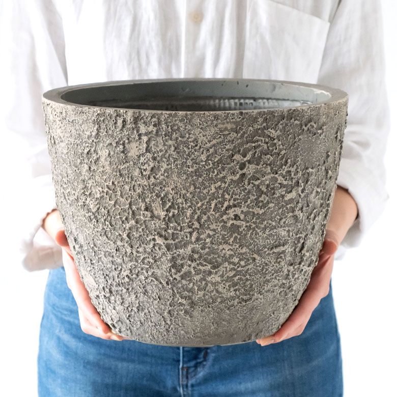 自然な風合いで主役を引き立てる。プランター Mサイズ