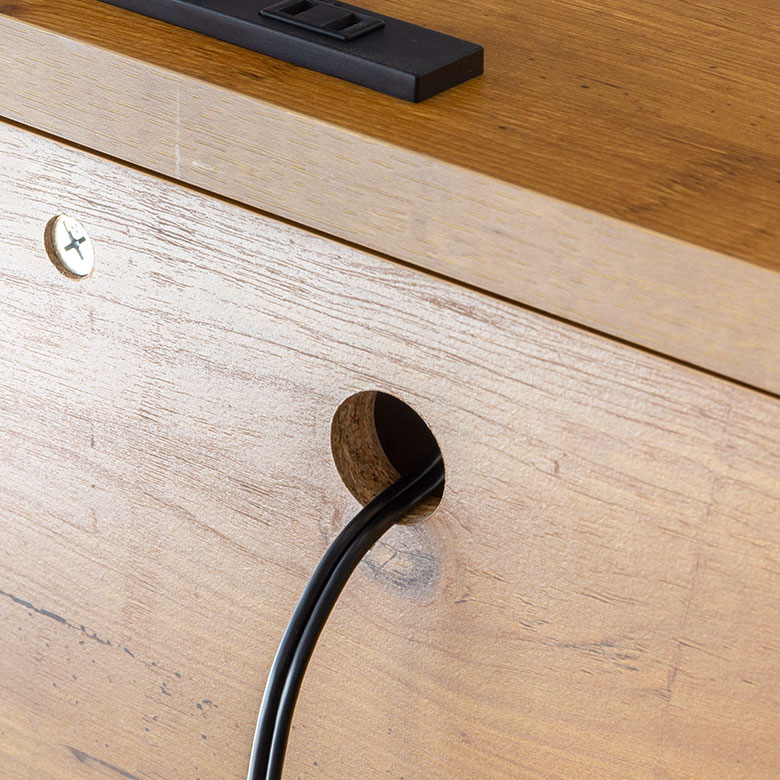 コンセント付き木目調のスリムなデスク