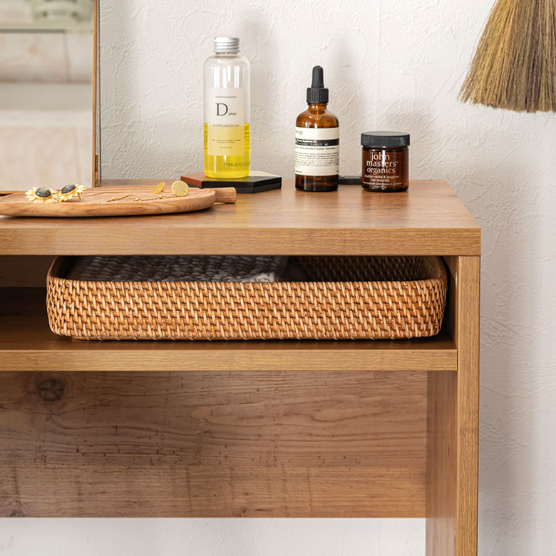 コンセント付き木目調のスリムなデスク