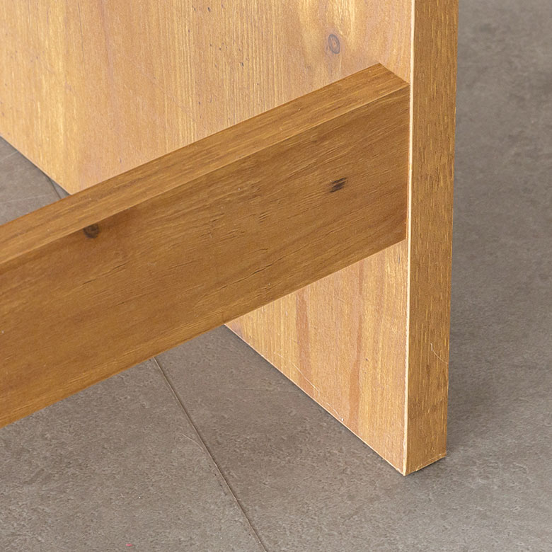 コンセント付き木目調のスリムなデスク