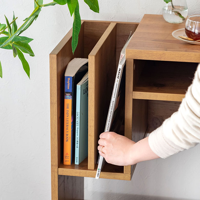 コンセント付き木目調のスリムなデスク