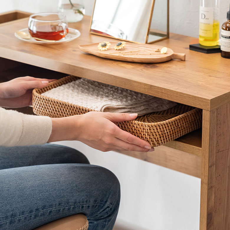 コンセント付き木目調のスリムなデスク