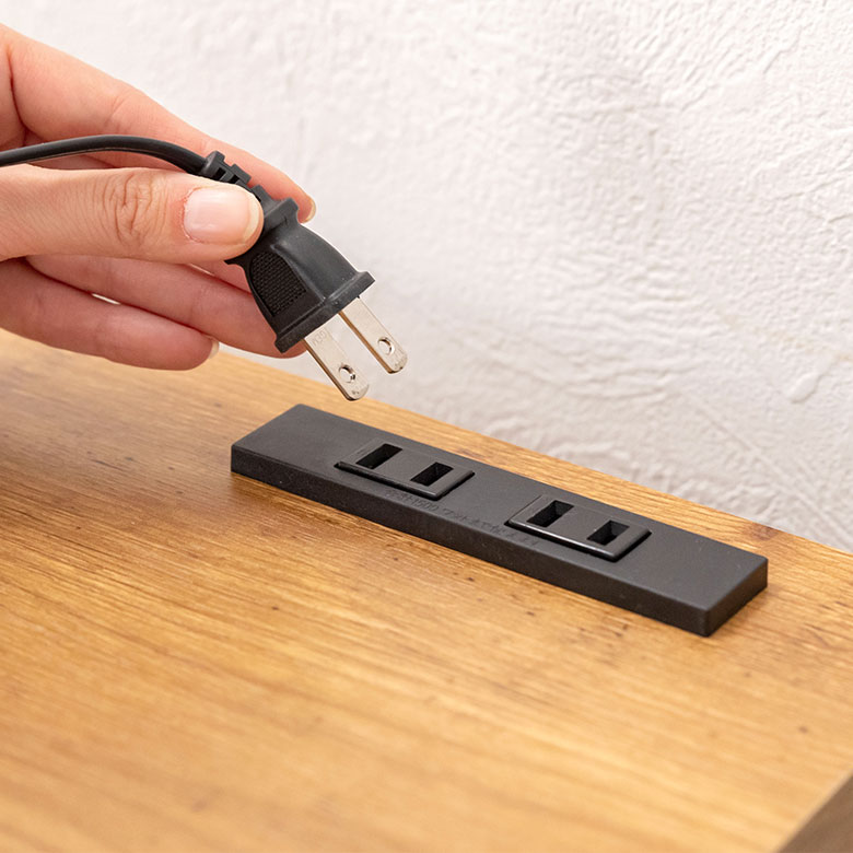 コンセント付き木目調のスリムなデスク