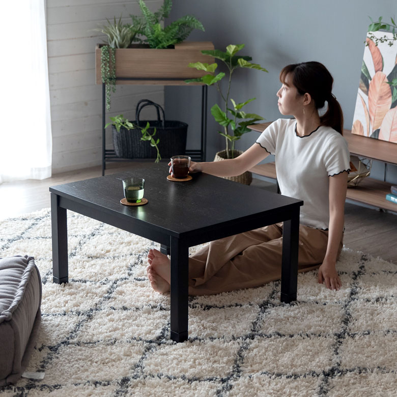 コンパクトな木製こたつテーブル