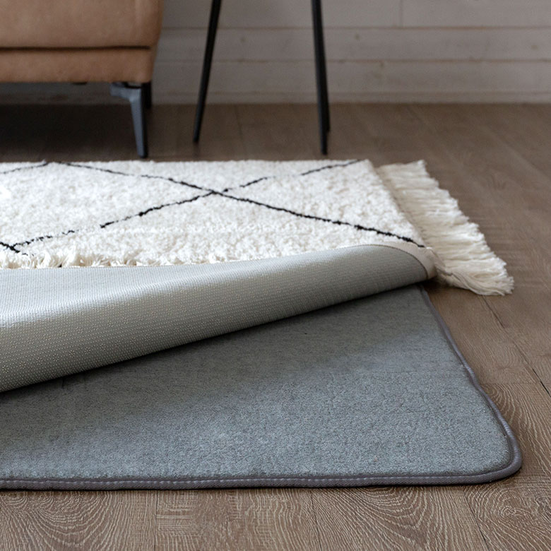 クッション性が足りない薄手ラグの下に敷くだけで、ふかふかで防音になる下敷きマット。