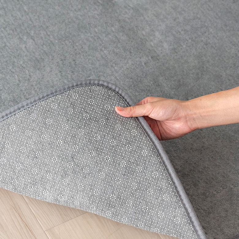 ふかピタの裏面はフローリングを傷つけにくい安心の滑り止め付き。