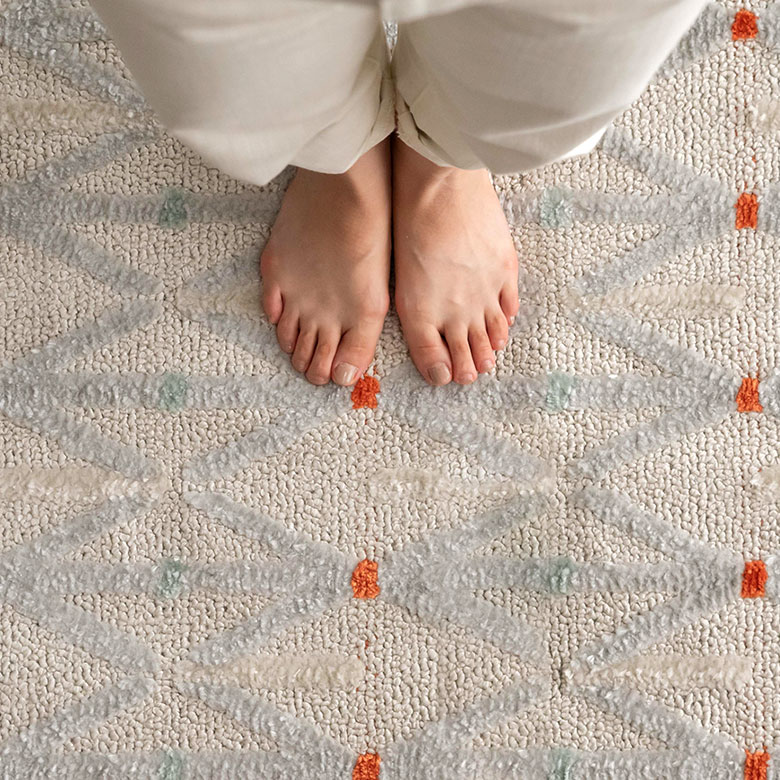 程よいボリューム感のパイルで踏み心地の良いタフト織りラグ。