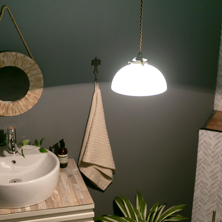 インテリアに彩りを添える フロストガラスのペンダントライト