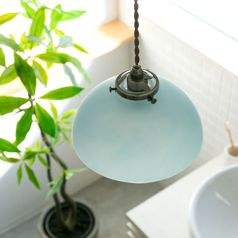 インテリアに彩りを添える フロストガラスのペンダントライト