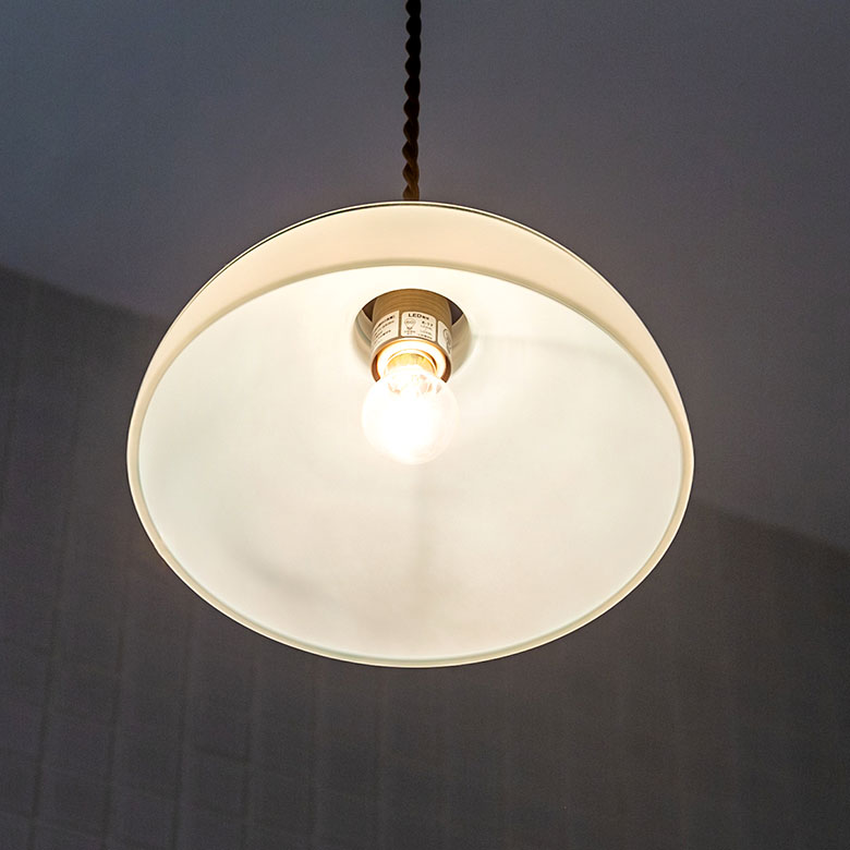 インテリアに彩りを添える フロストガラスのペンダントライト