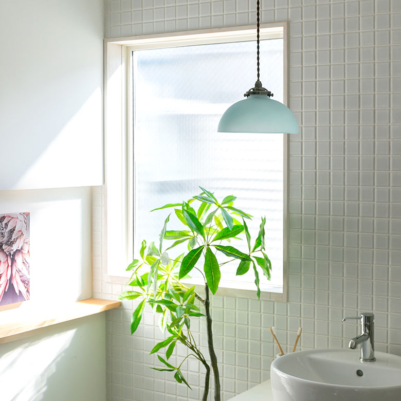 インテリアに彩りを添える フロストガラスのペンダントライト