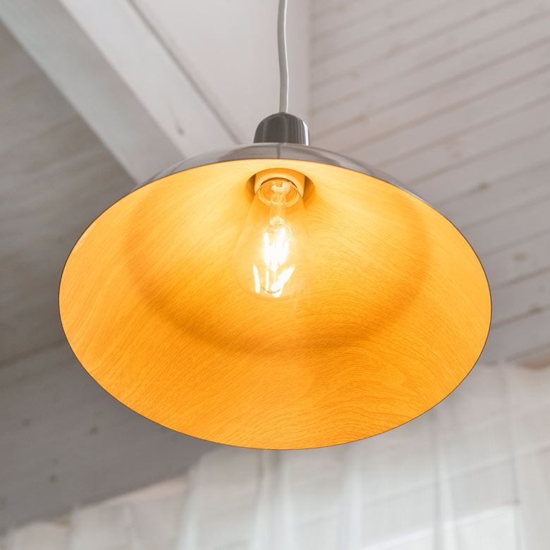 点灯すると、ぐっと温かみが増してほっこりとした空間に