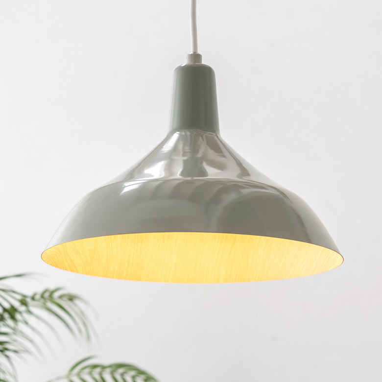 ちらりと見えるウッディで温かみのある木目調デザイン