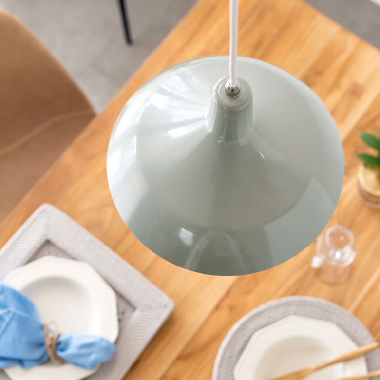 シンプルなフォルムかつ馴染みの良いグレーのシェード