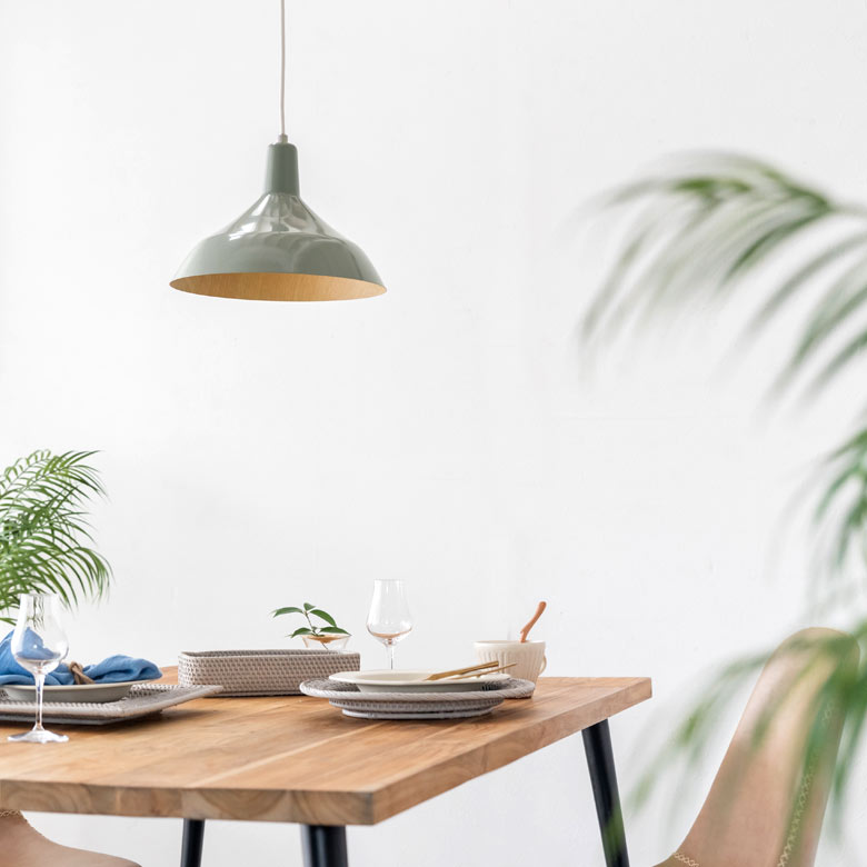 無機質なスチールに、ナチュラルな木目調塗装の内側を合わせた異素材の組み合わせが楽しいペンダントライト