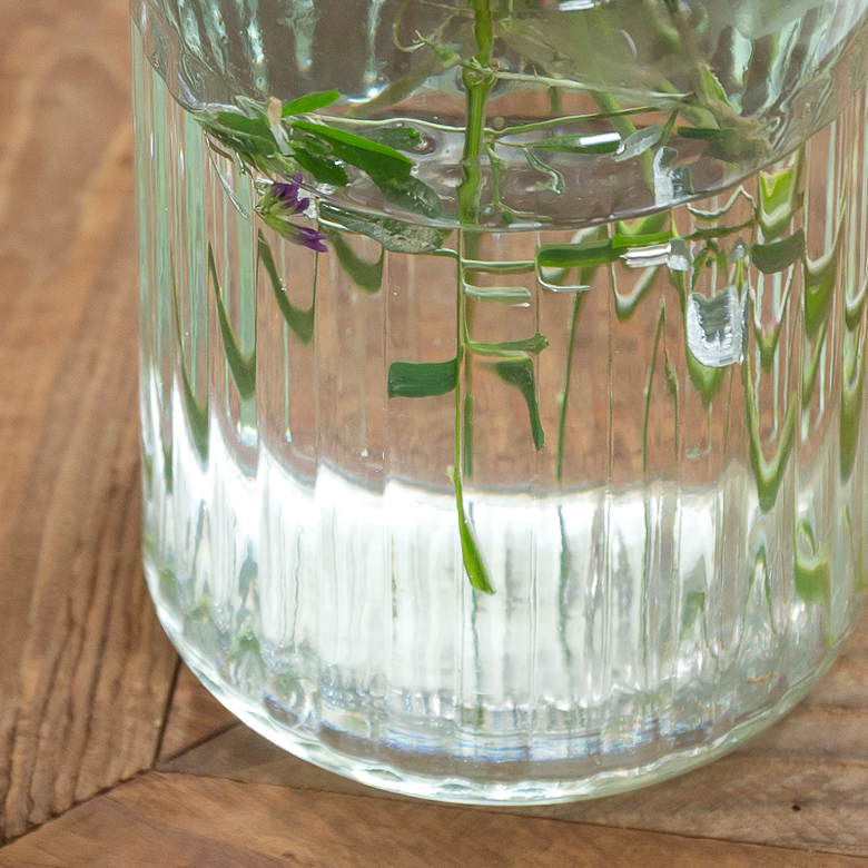 光の反射が綺麗な花瓶