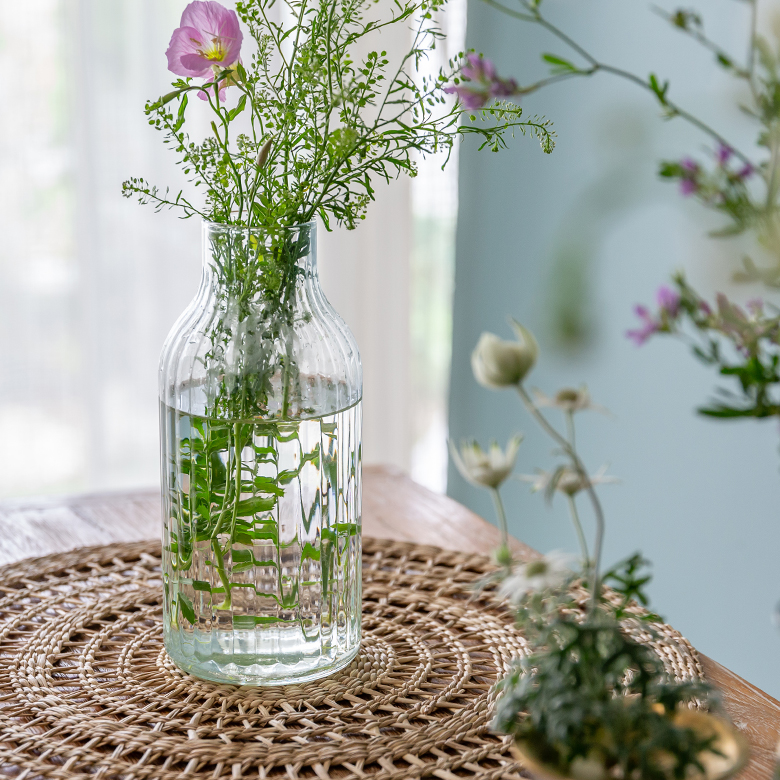 大きめの口で花を沢山いけられる形状