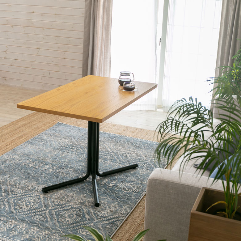 ブラックスチールの脚にナチュラルな天板が映える、カフェ風スクエアテーブル