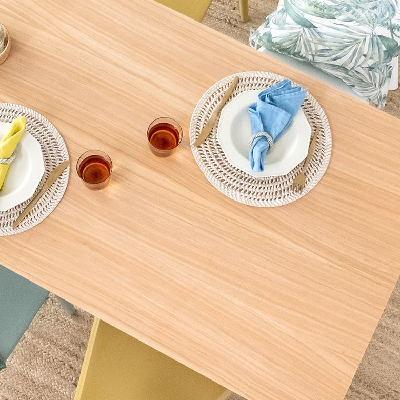 贅沢な天然木を使用。