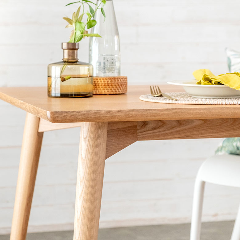 天板の厚みは2.5cmでしっかりとしています。