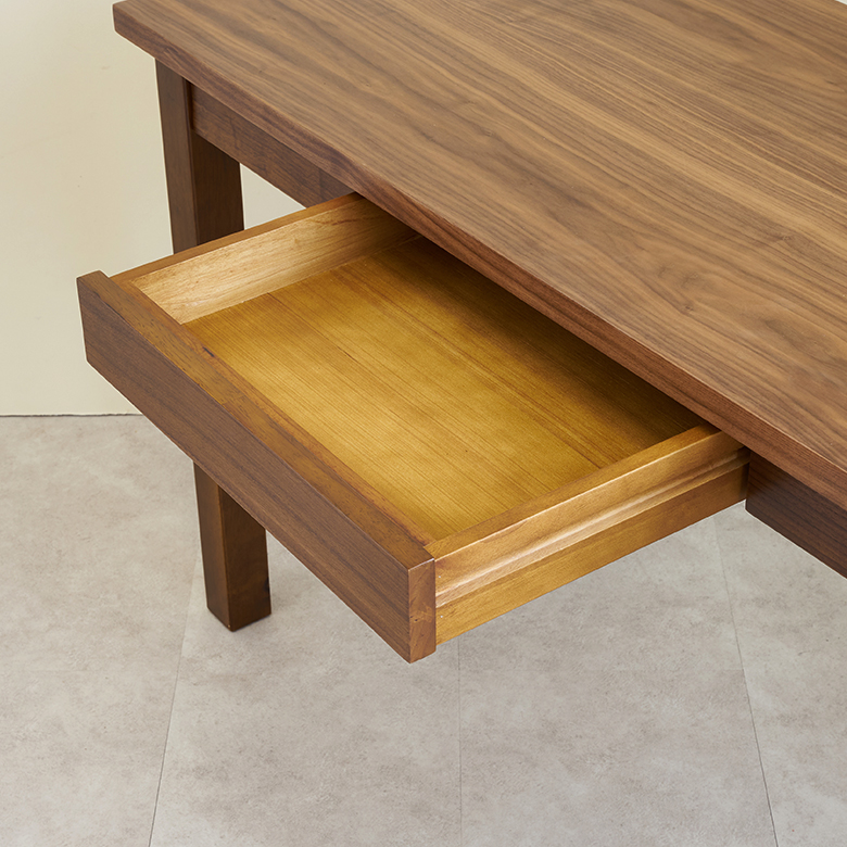 中央には引き出しつき