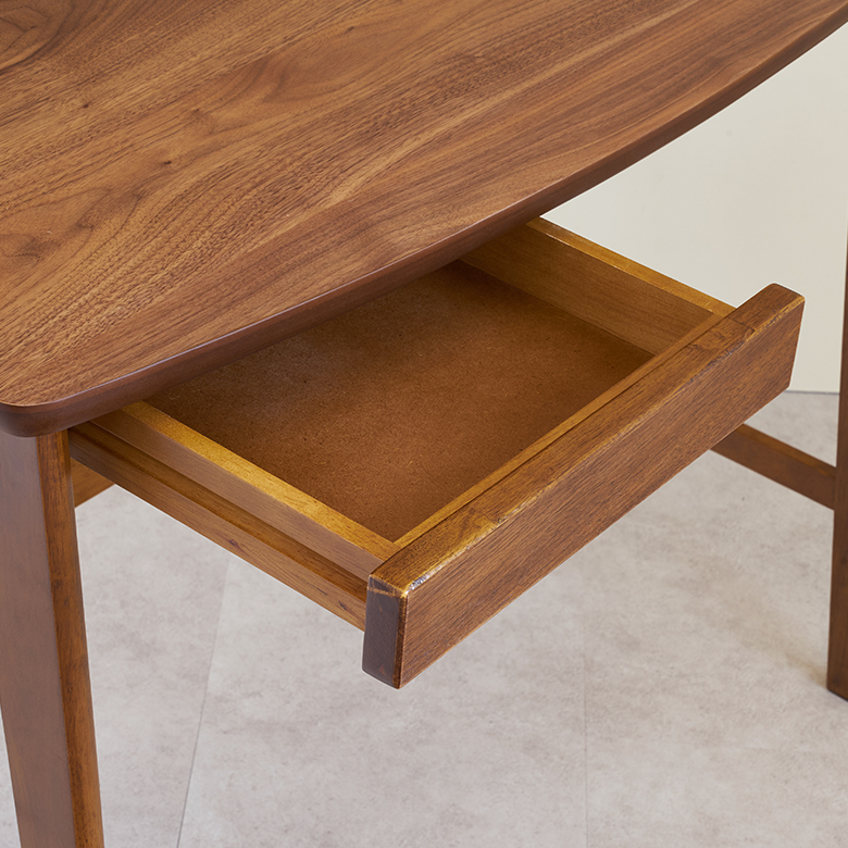 中央には引き出しつき