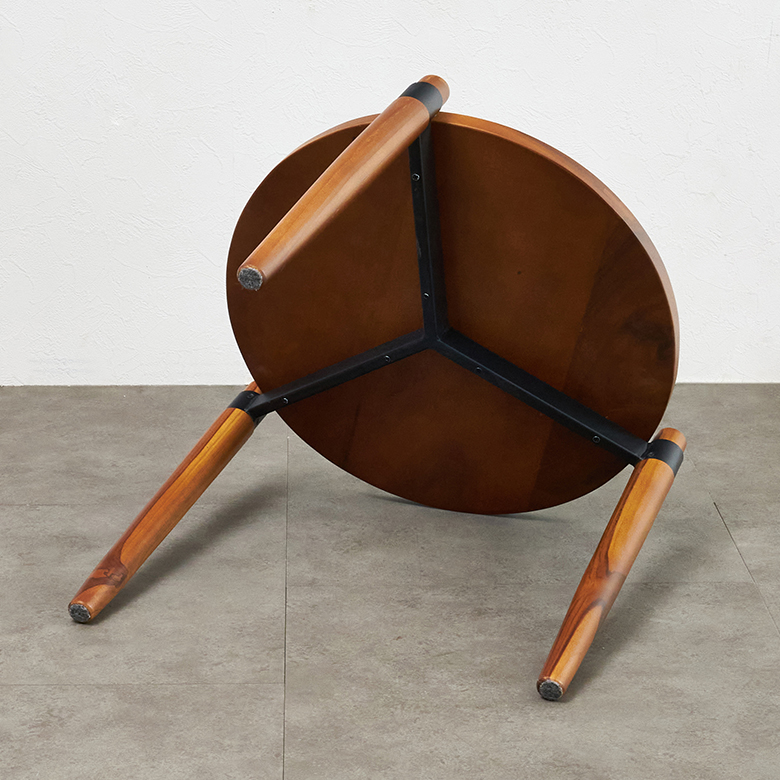 3本足で天板下が広い