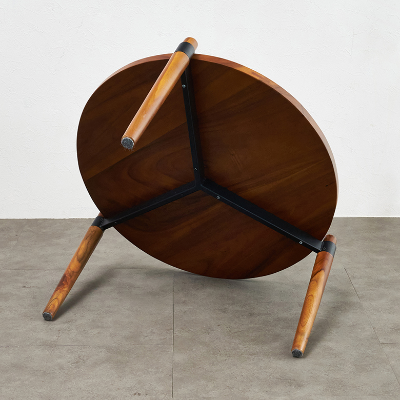 ３本足で天板下が広い