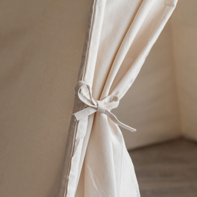 紐で結んで留める、カーテン付き