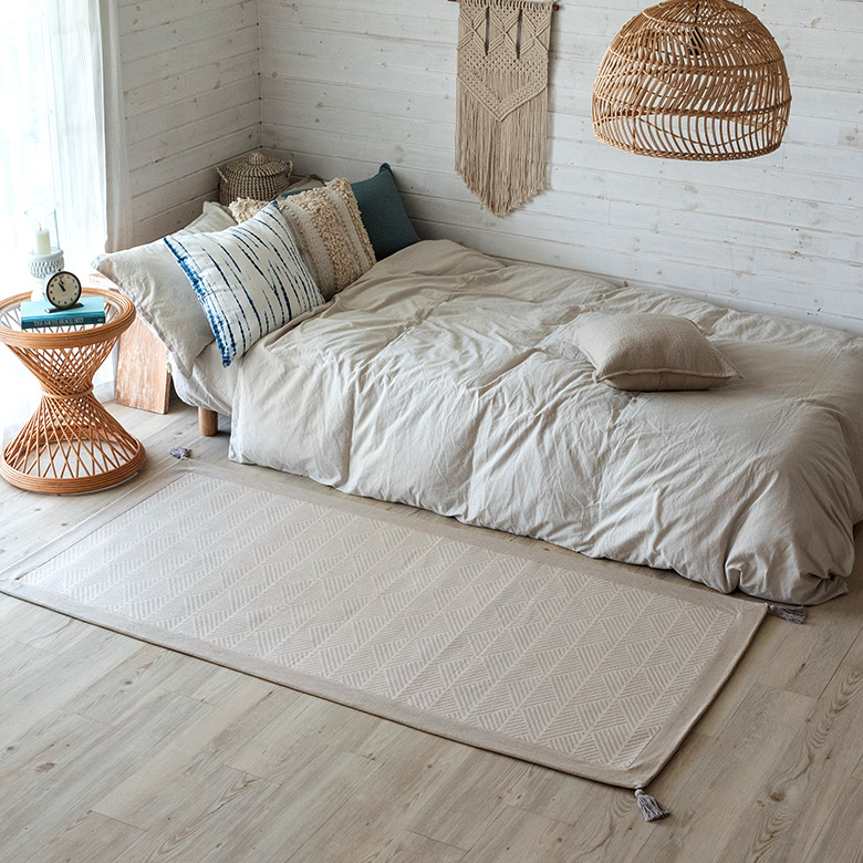 ベッドサイドにちょうどいいサイズ