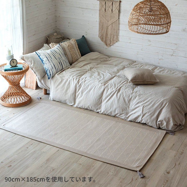 ベッドサイドにちょうどいいサイズ