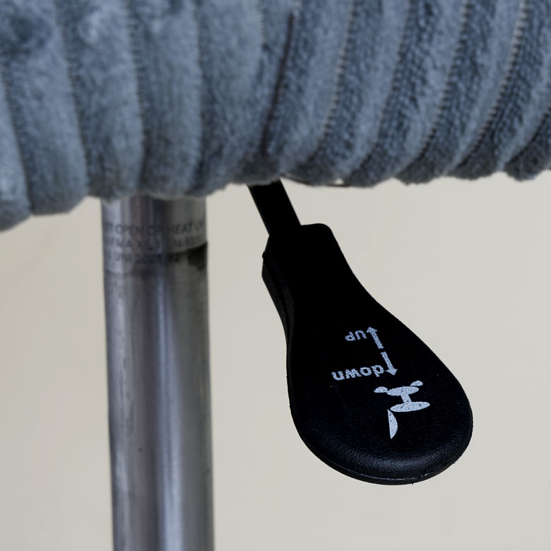 座面調節レバー