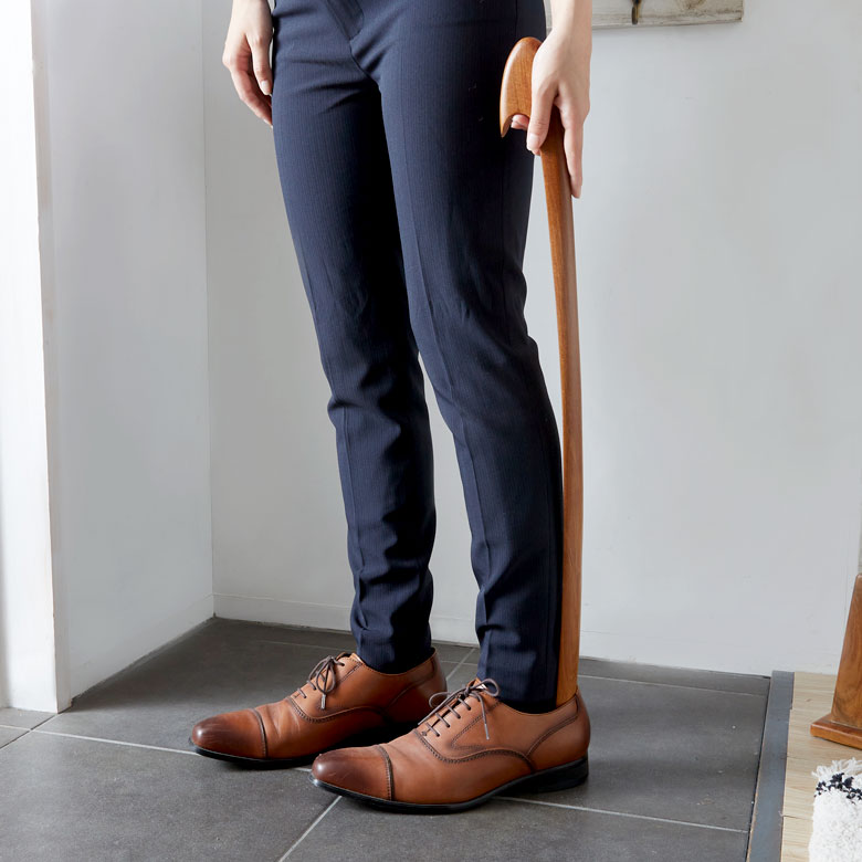 引きで見た靴を履く様子