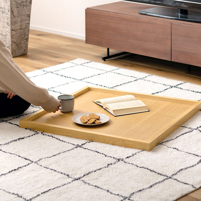 床に置いて簡易テーブルにしても