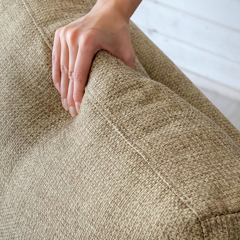 淡色系のカラーでどんなインテリアにも合わせやすい