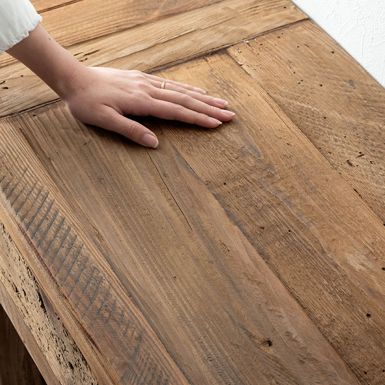 ナチュラルな木目と節が特徴の、パインの古材を使用