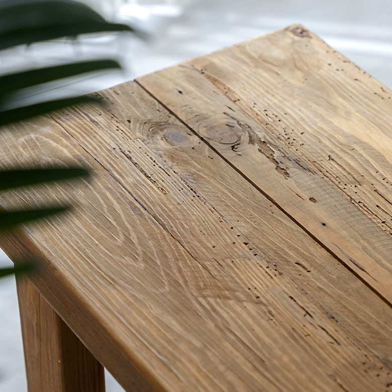 ナチュラルな木目と節が特徴の、パインの古材を使用