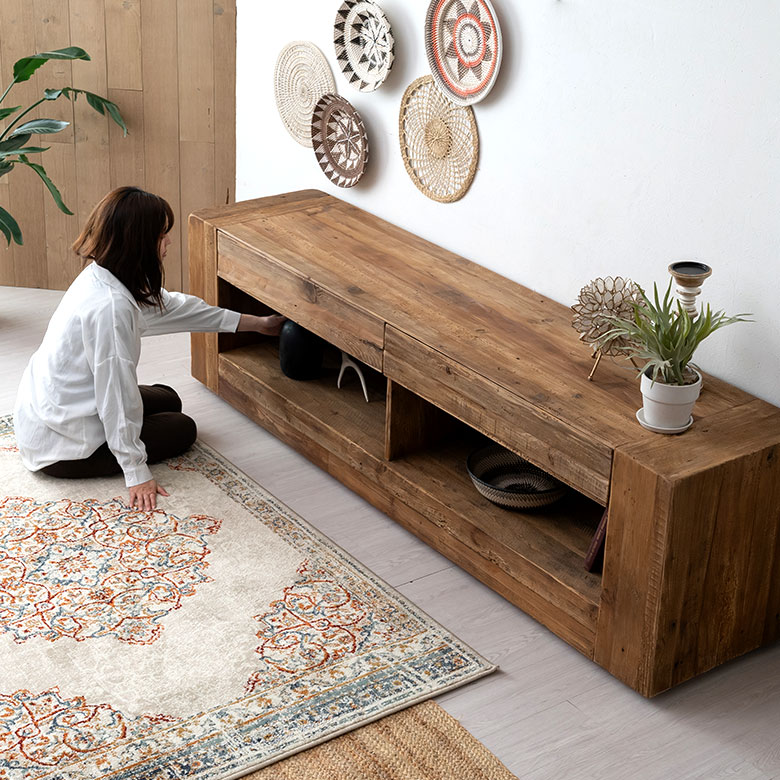 重厚感のある佇まいと、古材ならではのラスティックな風合い