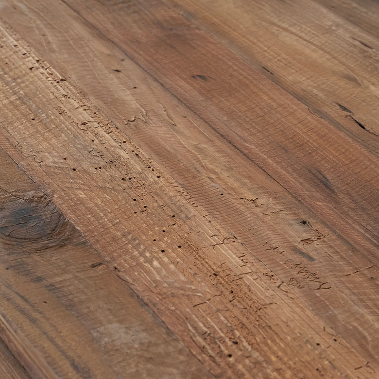 古材の穴や傷をあえて残した豊かな風合い