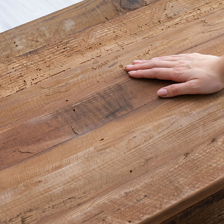 ナチュラルな木目と節が特徴の、パインの古材を使用