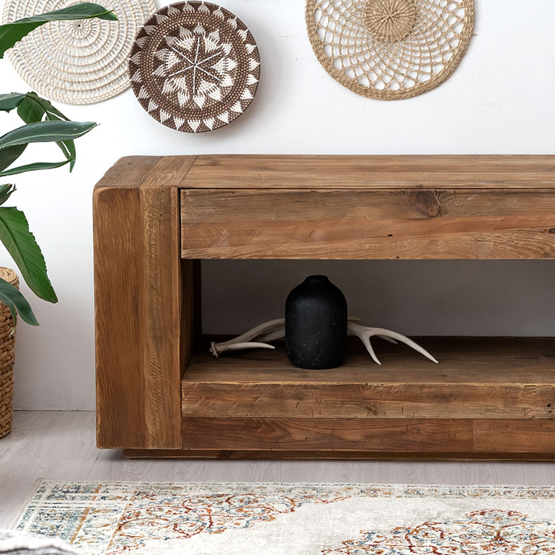 フラワーベースやオブジェを合わせても素敵